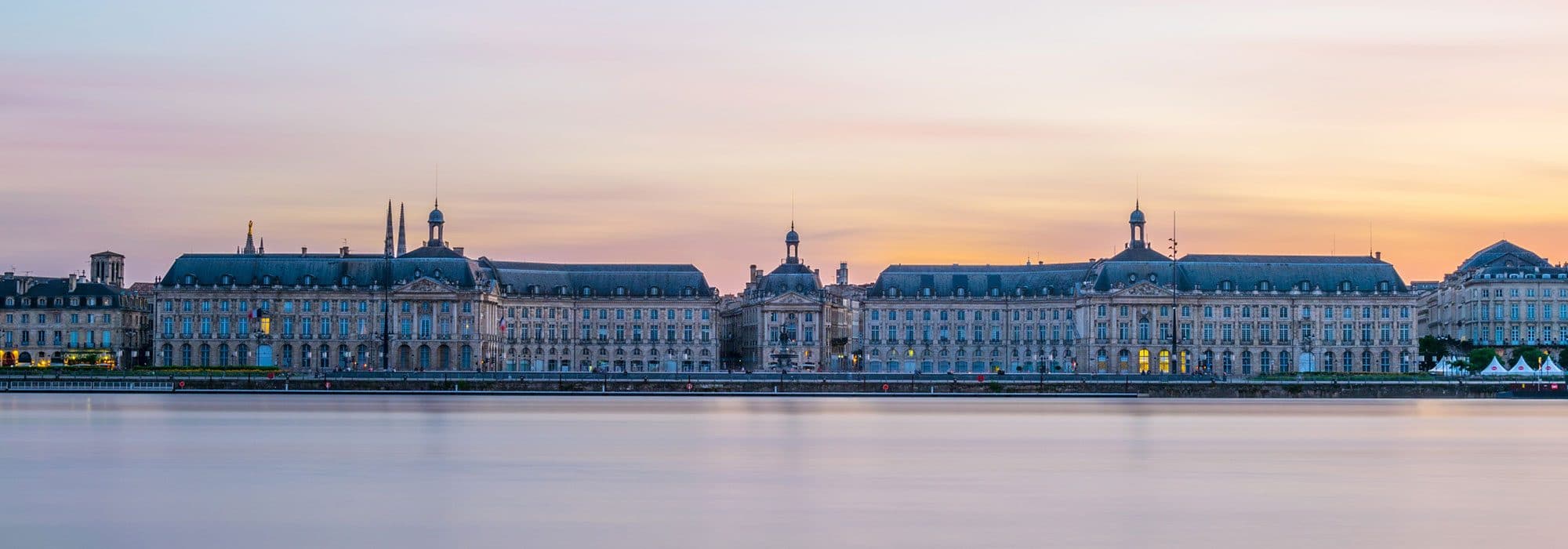 Photo au format bannière des quais de Bordeaux au coucher du soleil