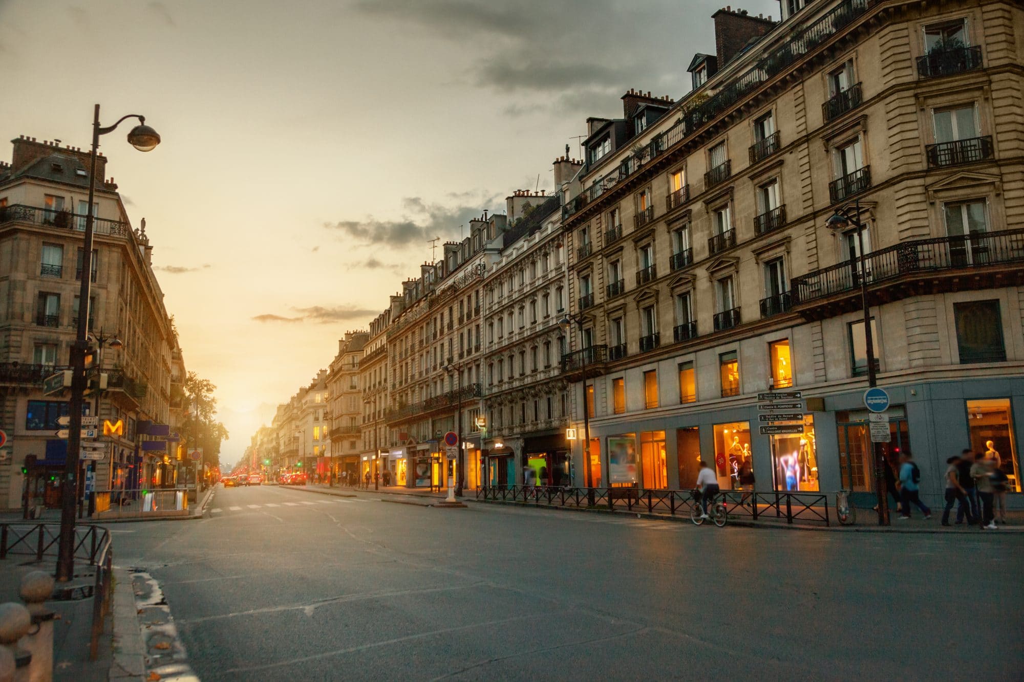 Visuel d'une rue parisienne au coucher du soleil